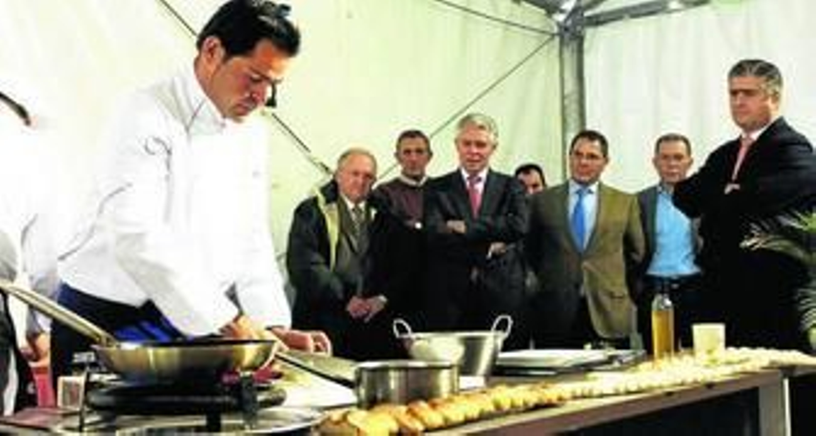 Además de los clásicos expositores, la feria muestra cocina en directo, donde el queso es el rey.