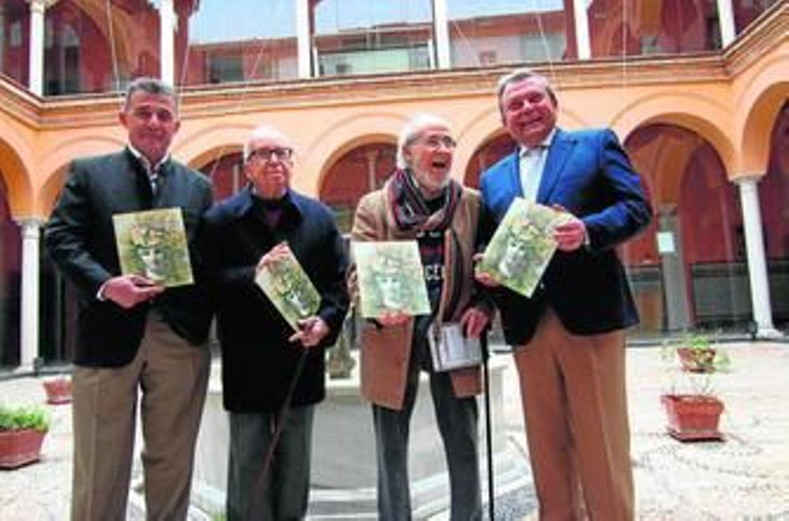 El patio de la Delegación de Cultura de la Junta acoge la exposición.