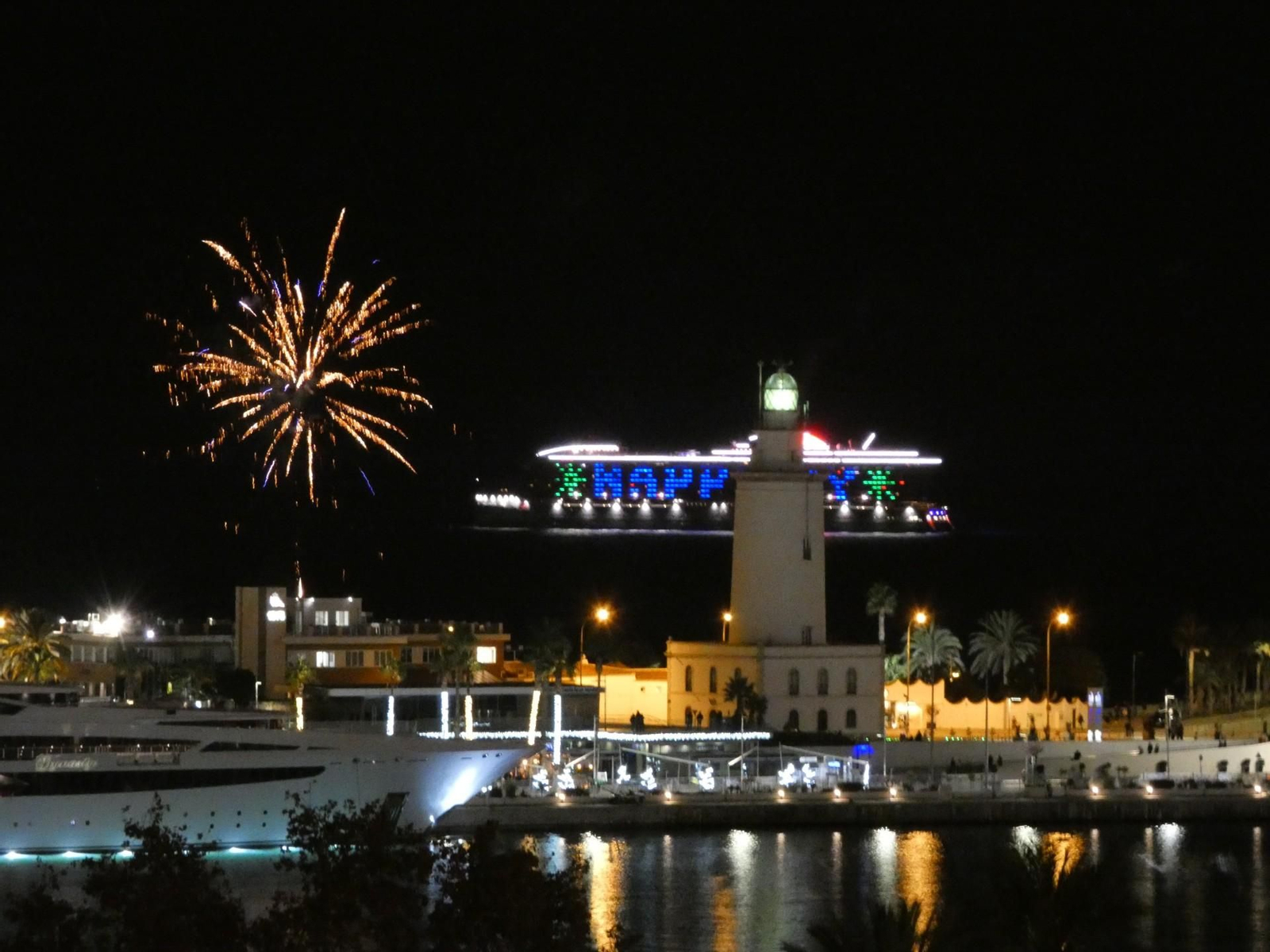 El buque de crucero 'Brilliant Lady' fondeado en la bahía felicita el año nuevo a Málaga
