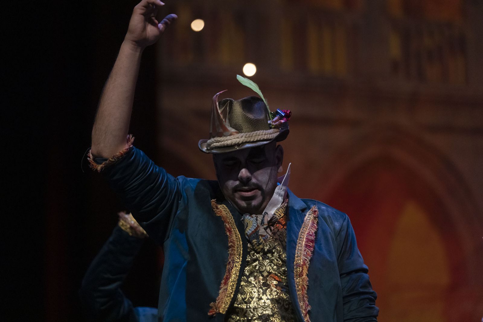 Imágenes de la actuación de la comparsa de ‘El teatro’ Dos Hermanas en el Carnaval Colombino