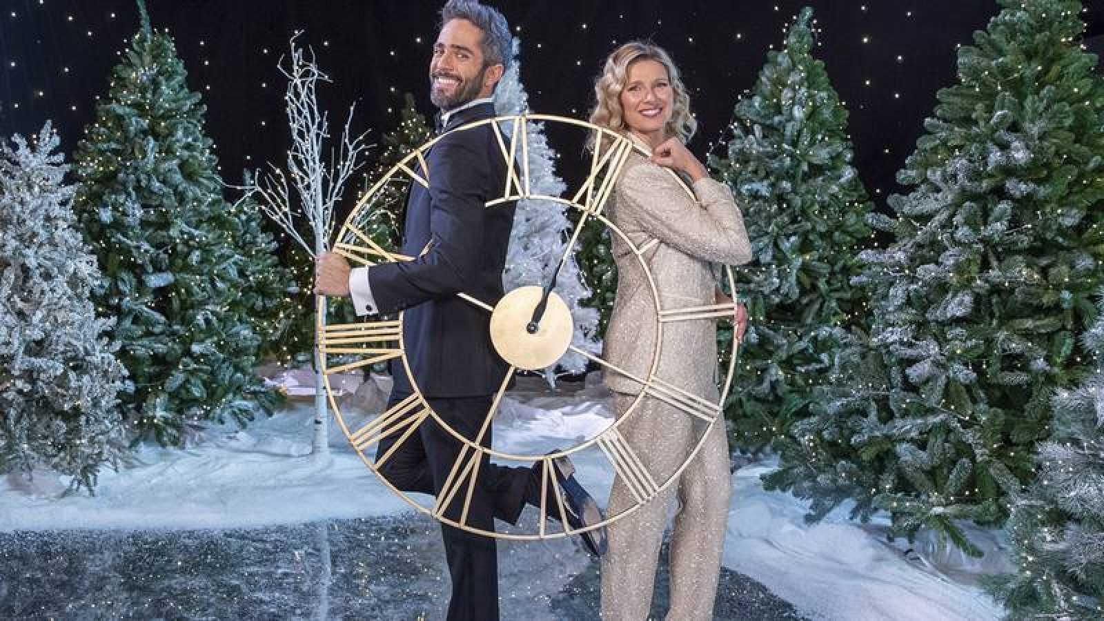 Roberto Leal y Anne Igartiburu, en la foto promocional de las campanadas de TVE. Roberto Leal y Anne Igartiburu, en la foto promocional de las campanadas de TVE.