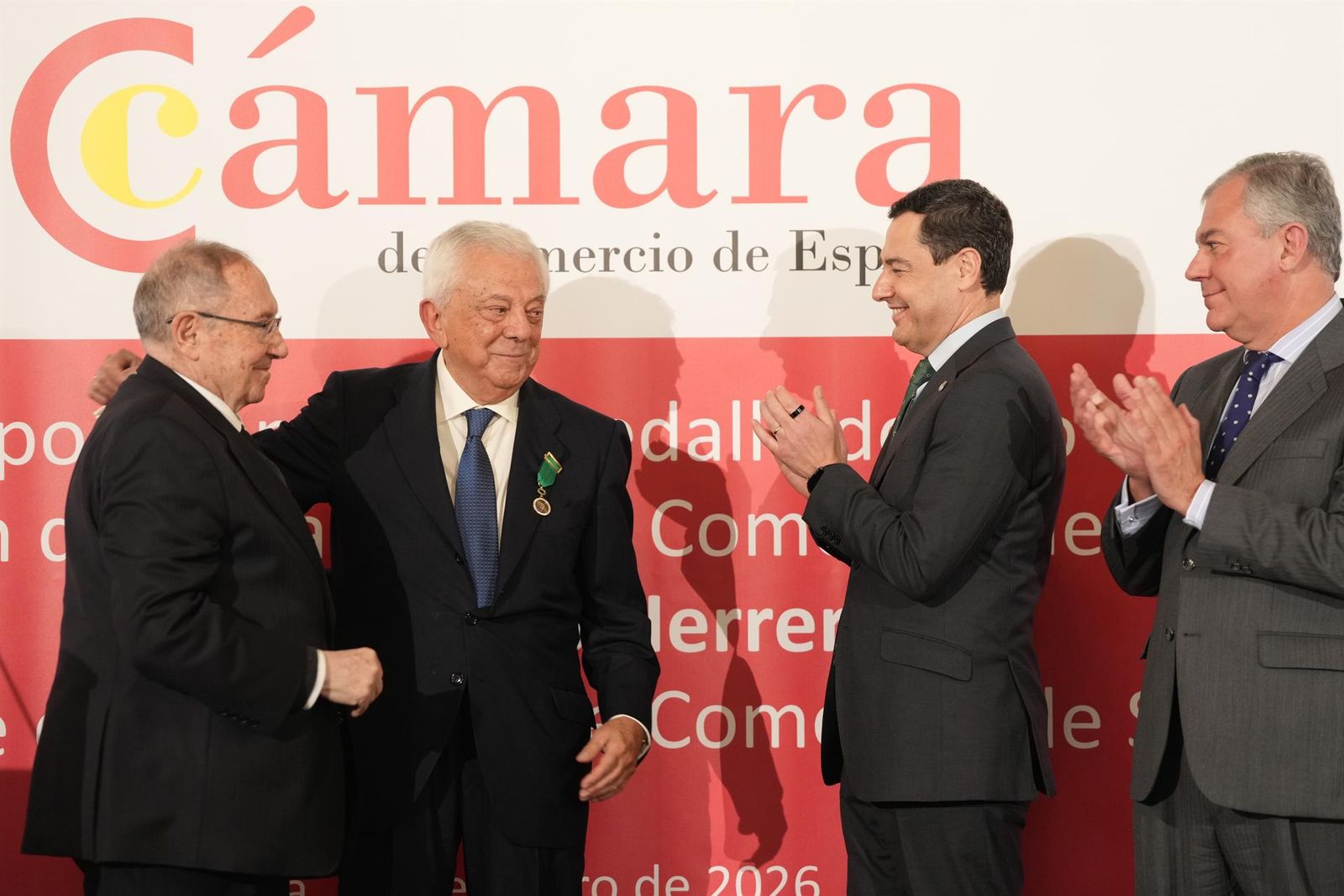 Francisco Herrero es reconocido por José Luis Bonet, Juanma Moreno y José Luis Sanz.