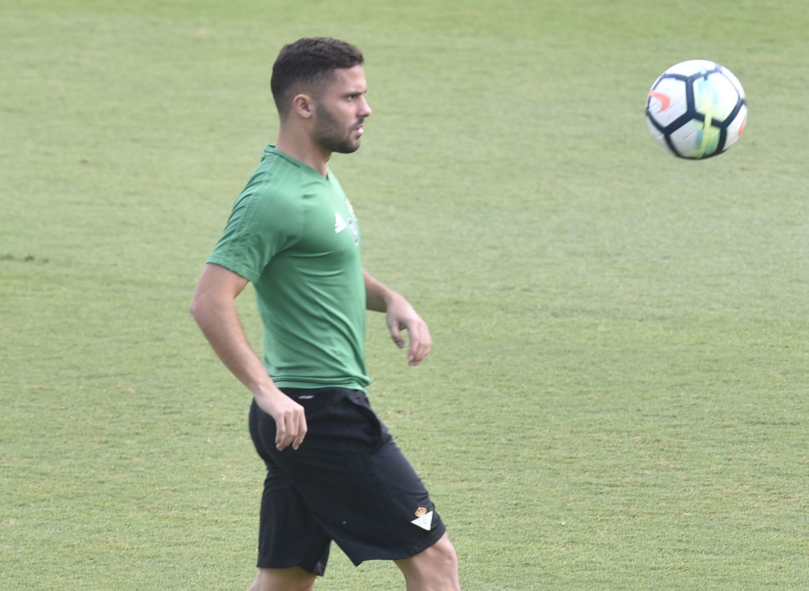 Durmisi golpea el balón durante un último entrenamiento.