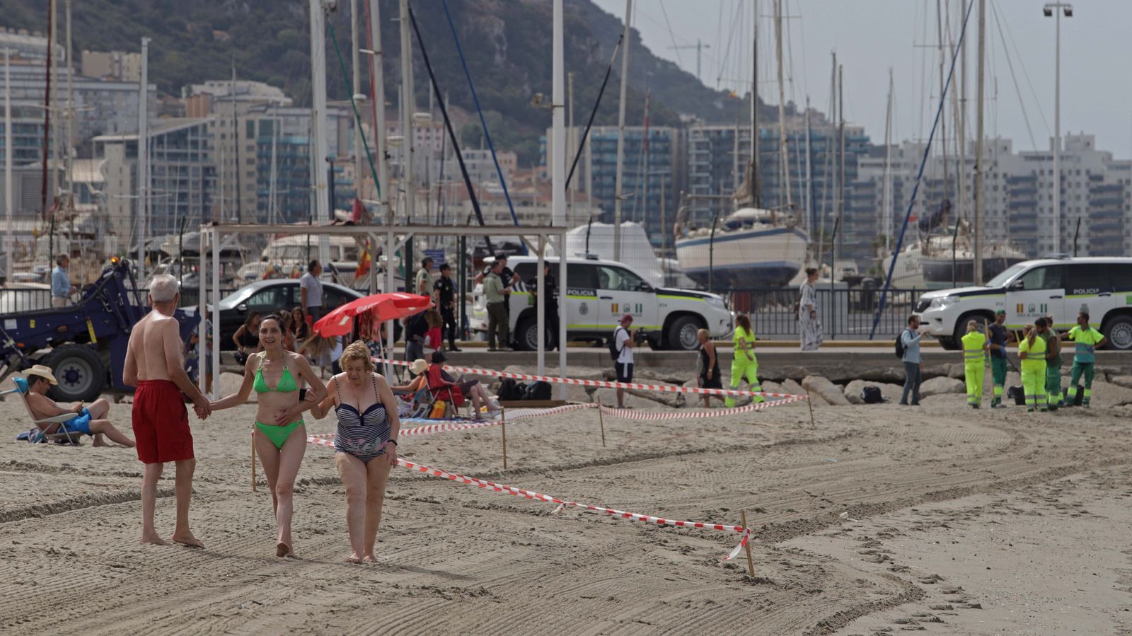 Fotos del buque hundido en Gibraltar y vertido en la playa de Poniente de La Línea