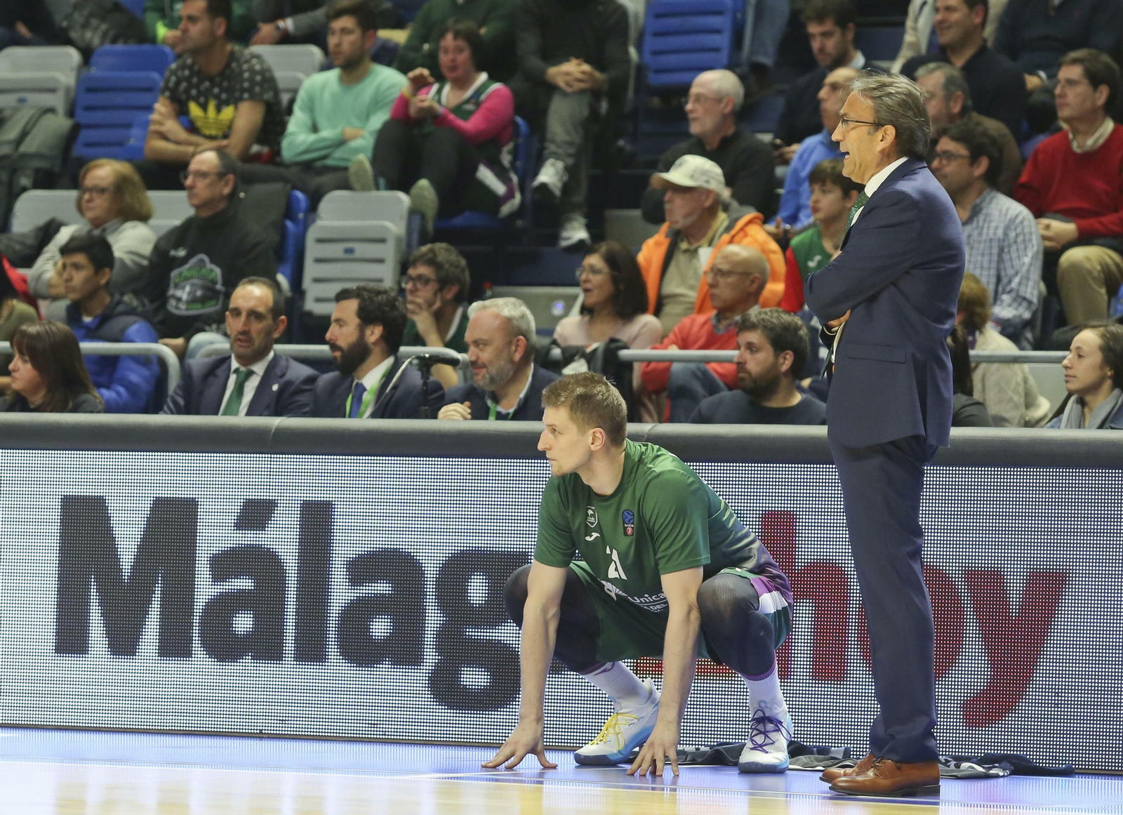 Adam Waczynski espera para salir al partido junto a Luis Casimiro.