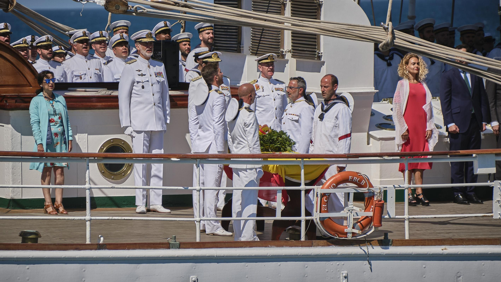 Parada naval y aérea en homenaje a Elcano en aguas de Sanlúcar. Parada naval y aérea en homenaje a Elcano en aguas de Sanlúcar.