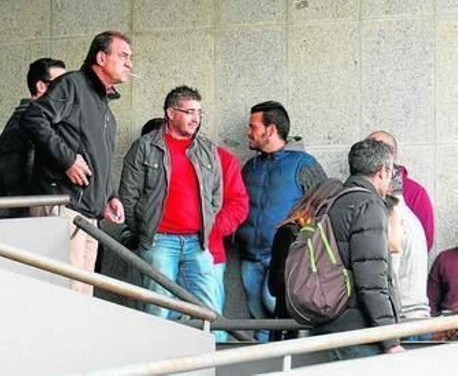 Un grupo de taxistas, en la puerta de los juzgados.