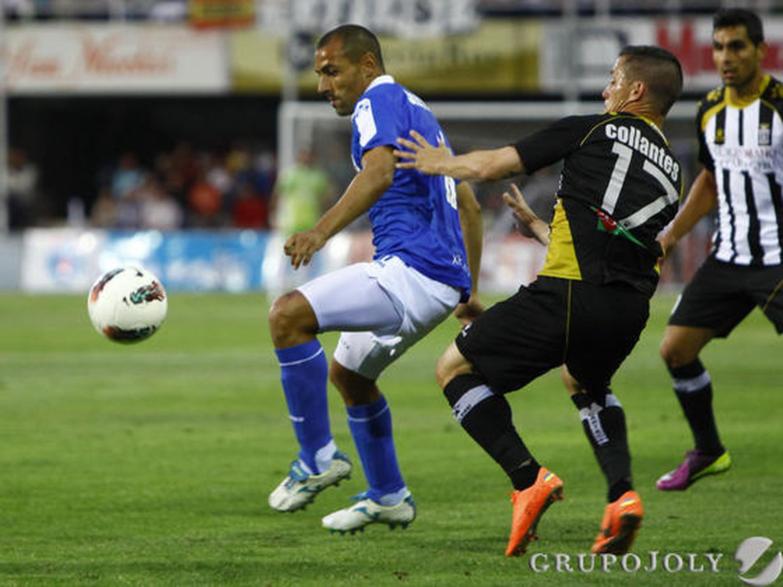 José Vega intenta un control en presencia de Collantes, del equipo murciano.

Foto: lof