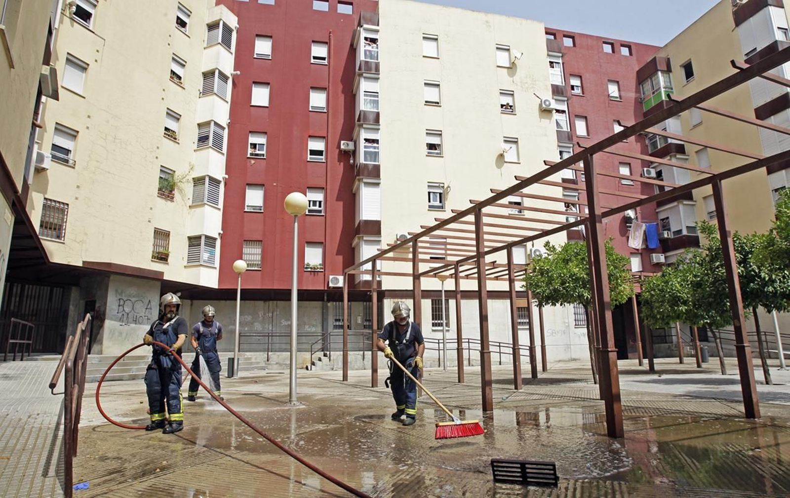 Los bomberos limpiando el suelo y quitando la sangre del joven fallecido.