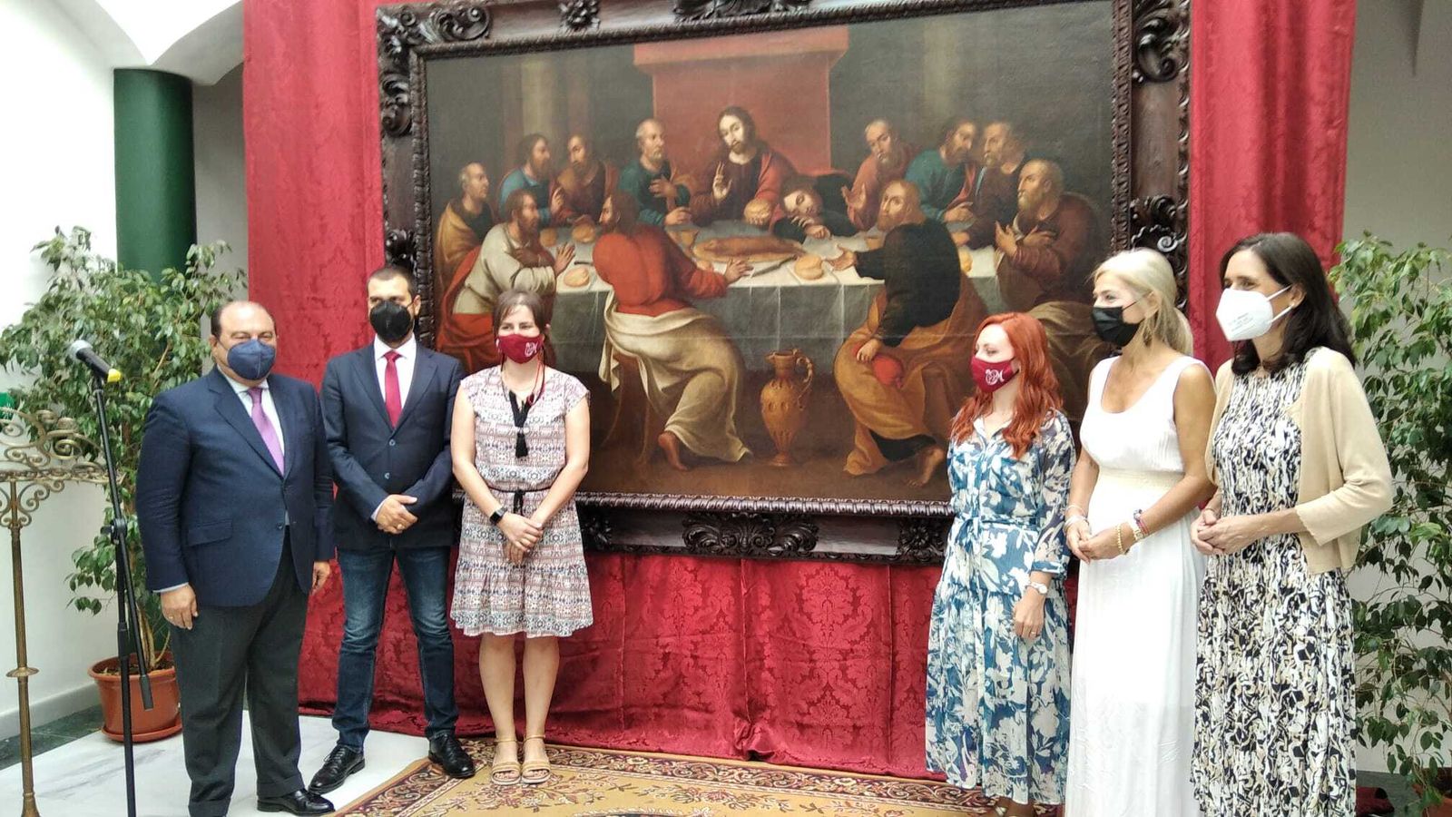 La consejera de Cultura, Patricia del Pozo y el hermano mayor de San Bernardo junto al cuadro restaurado y el equipo de Mouse.