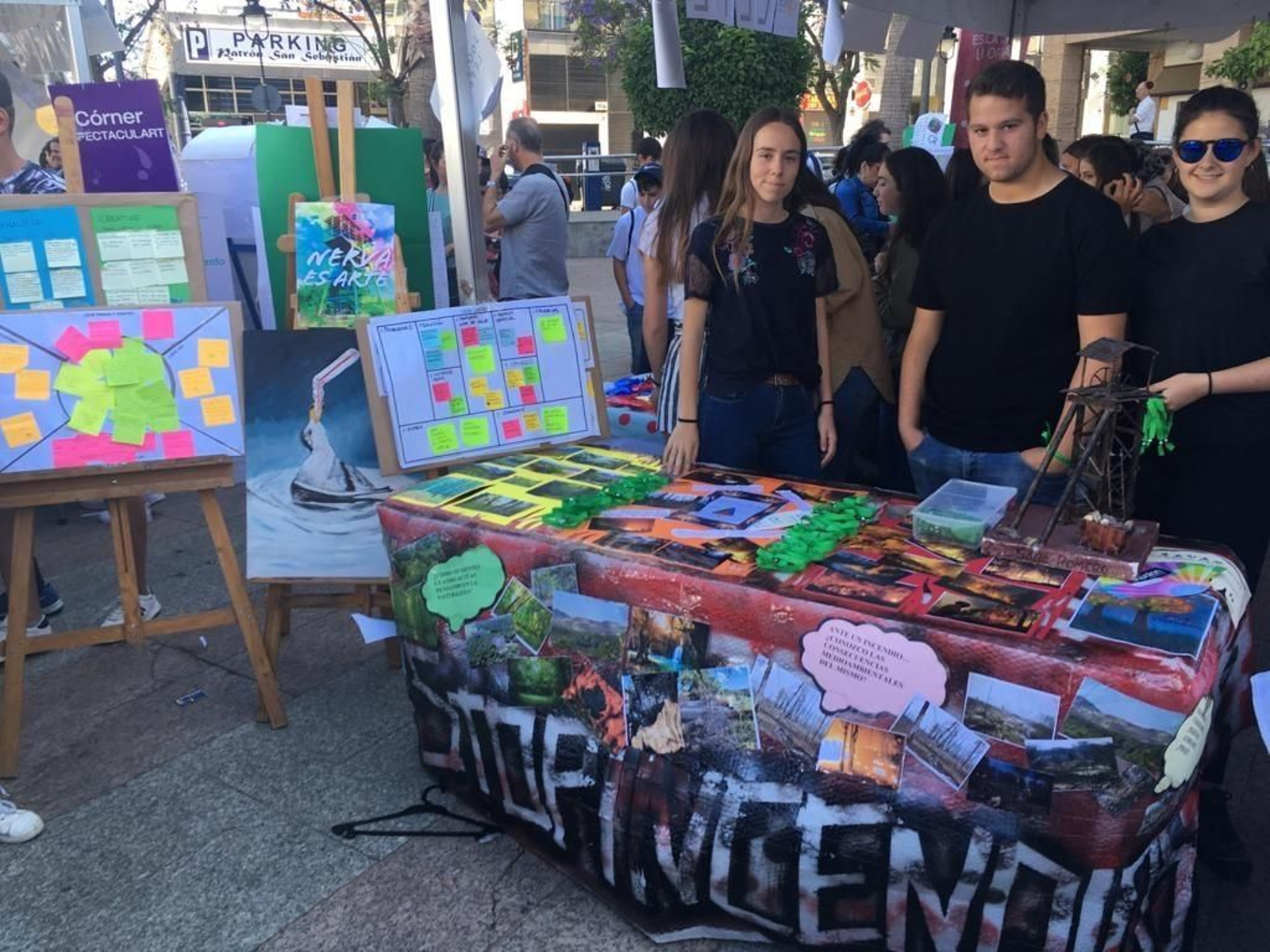 Varios alumnos en la feria emprendedora de Huelva.