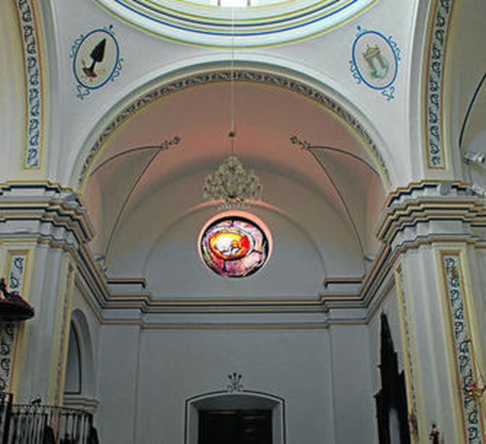 Rosetón oeste de la iglesia de Turre con una de las vidrieras.