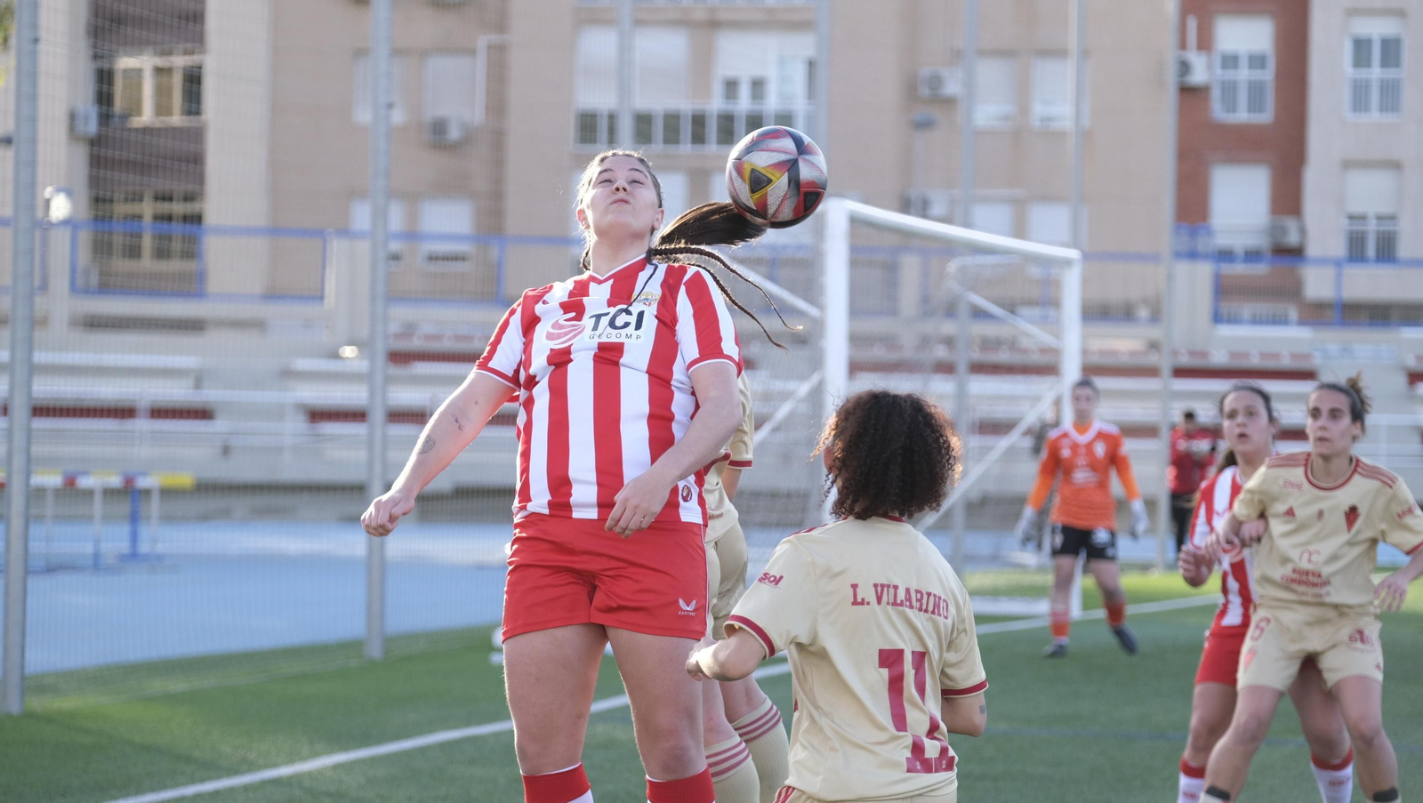 Fátima cabecea un balón durante un encuentro de las rojiblancas en esta última temporada.