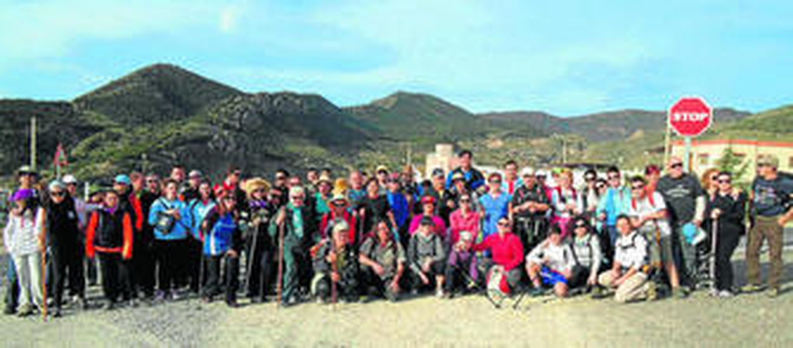Los senderistas posaron minutos antes de comenzar su marcha por el paraje alhameño.