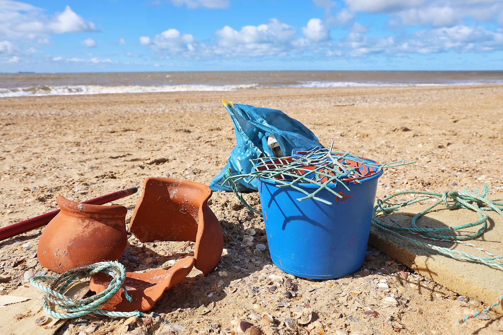 Imágenes de la Acción medioambiental de limpieza en la playa del Espigón, organizada por Gañafote Cup