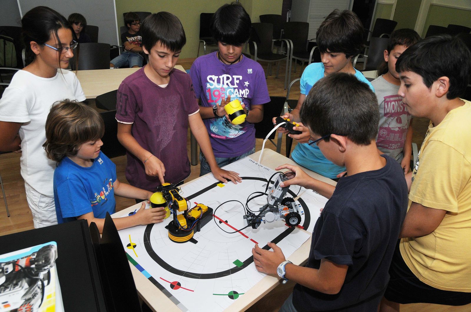 Un grupo de escolares con alta capacidad intelectual participa en un taller de robótica.