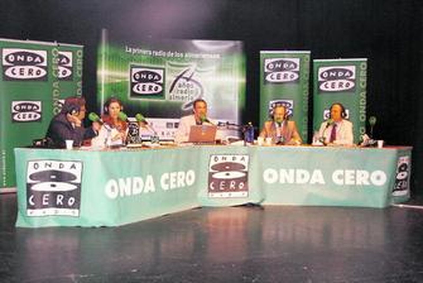 Herrera entrevistando a Rodríguez Comendador con Carmen Gurruchaga y Carlos Rodríguez Braun.