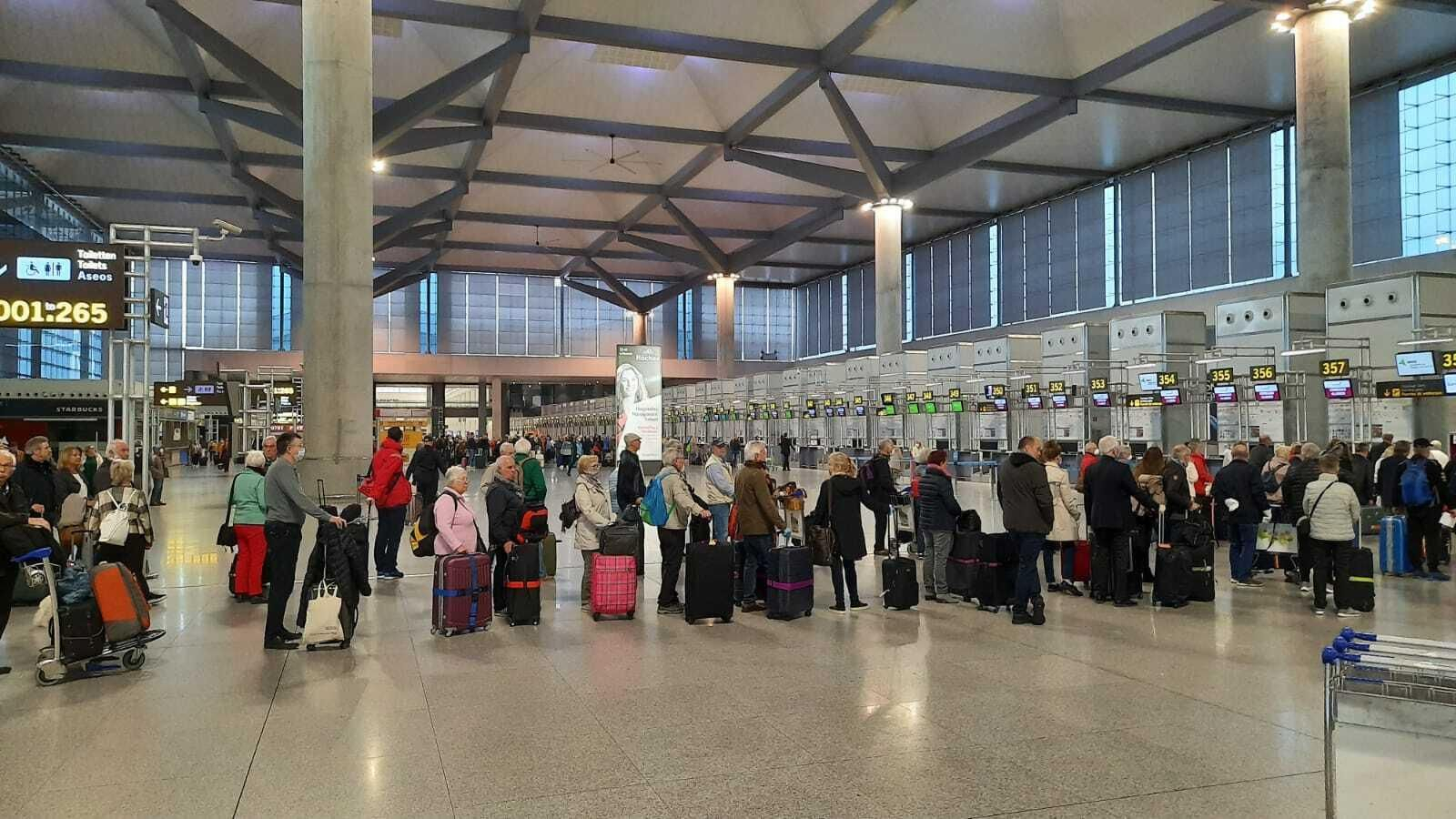 Colas este domingo en el aeropuerto de Málaga.