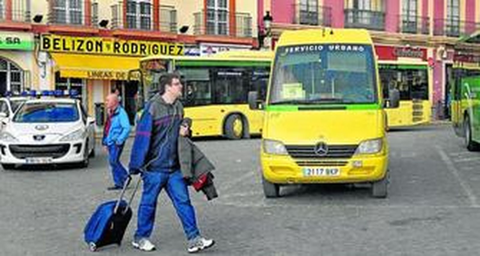 Imagen de la estación de autobuses en la plaza de Andalucía.