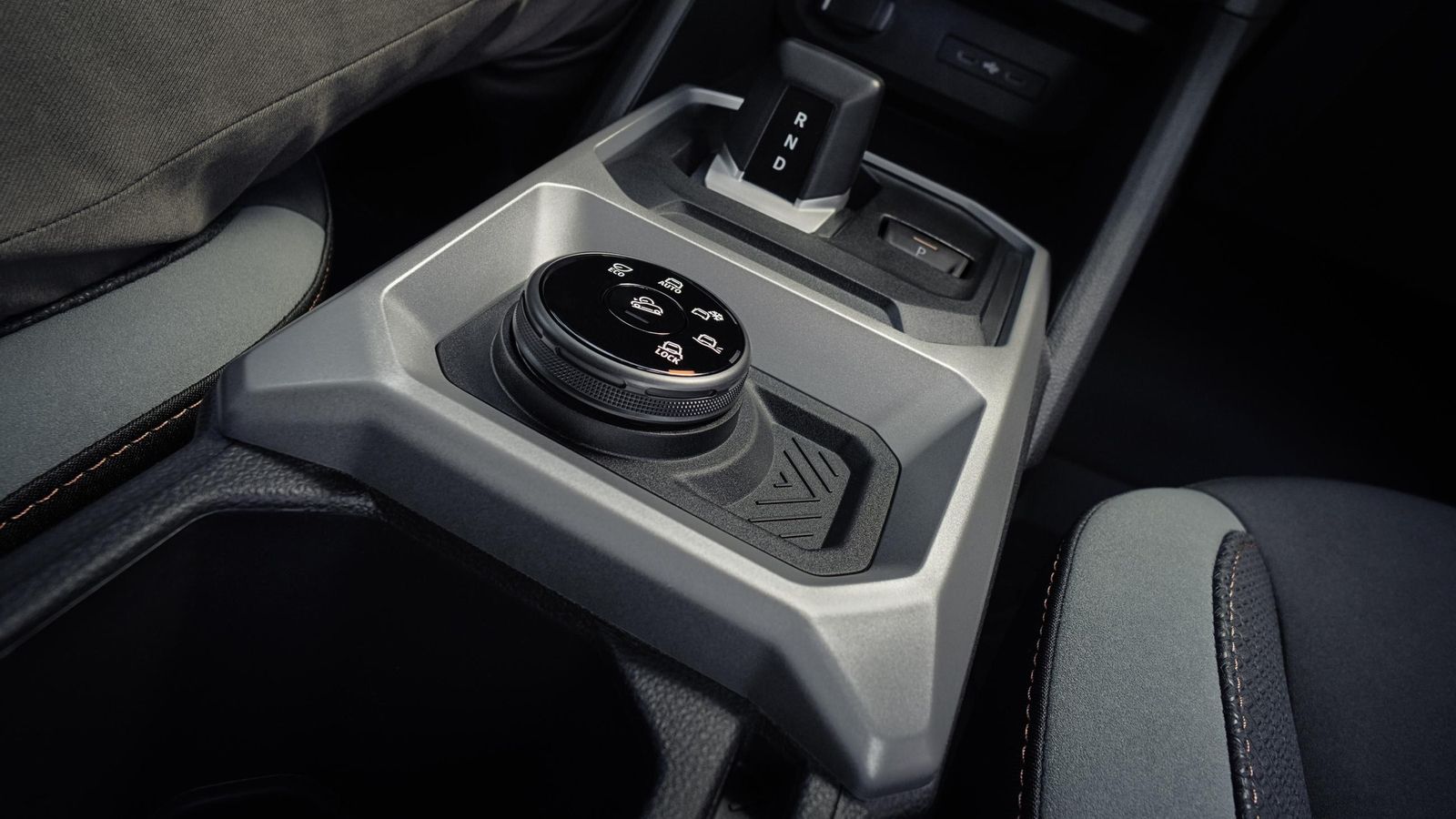 La rueda situada en la voluminosa consola central de estos SUV se sitúa este mando rotatorio que permite definir los modos de conducción.