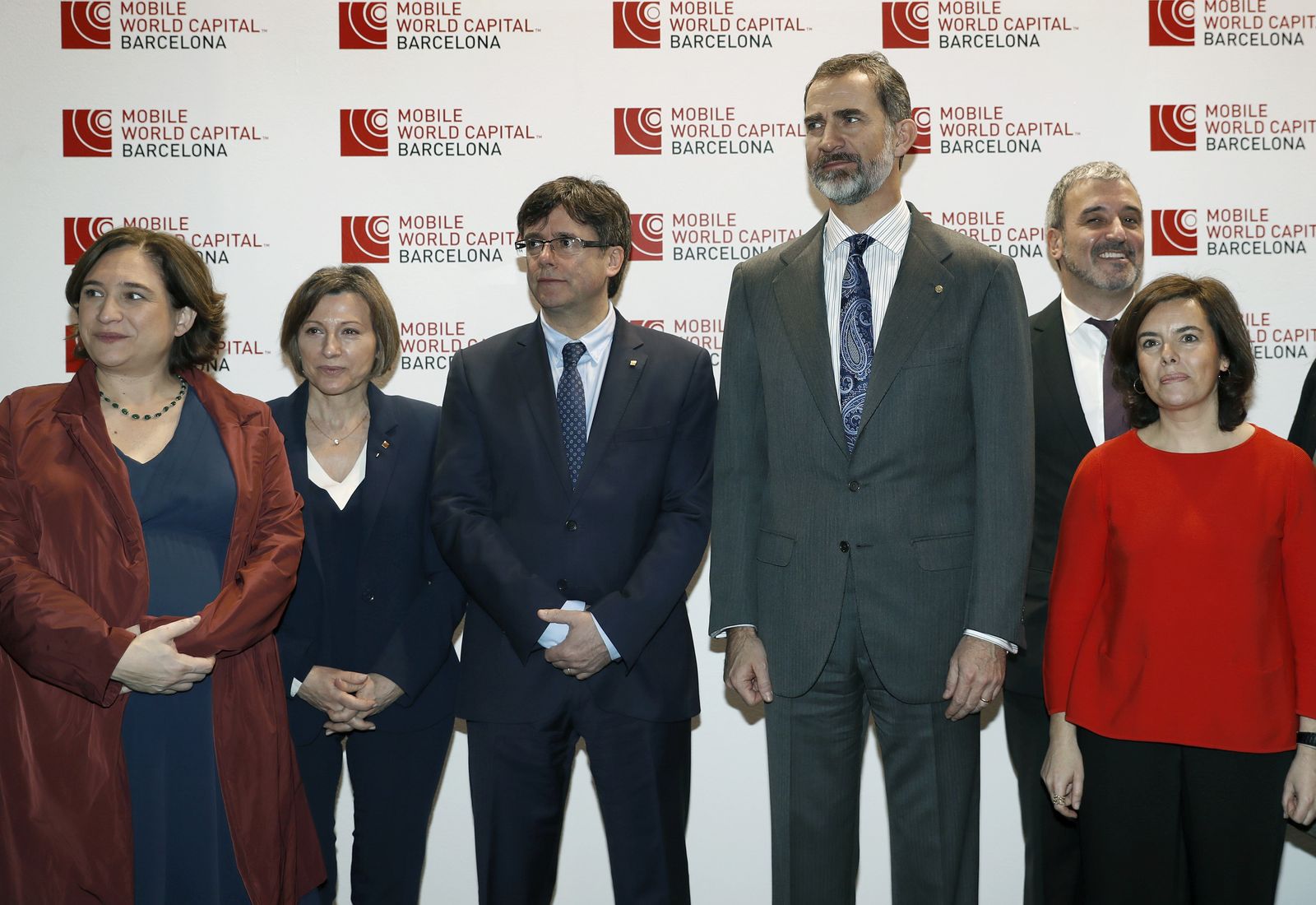 Felipe VI, junto a Ada Colau, Carme Forcadel, Carles Puigdemont, Jaume Collboni y Soraya Sáenz de Santamaría.
