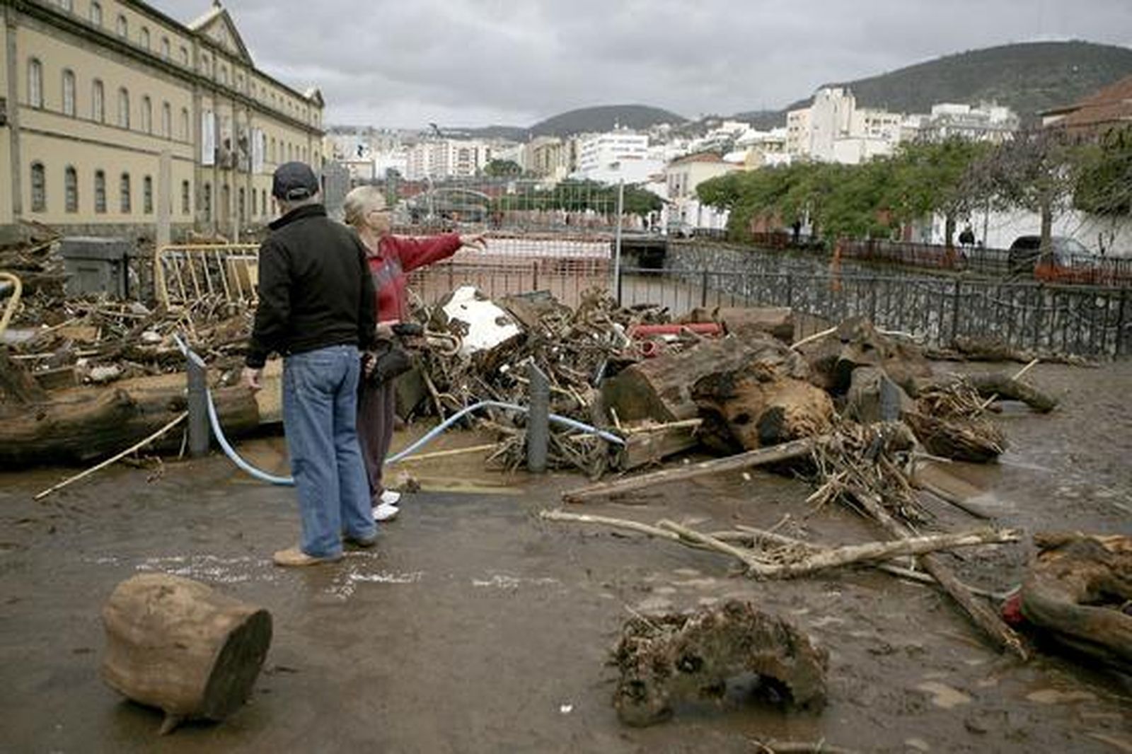 Daños junto al museo de la Ciencia y el Hombre de Santa Cruz de Tenerife por las intensas lluvias.

Foto: Cristóbal García (Efe)