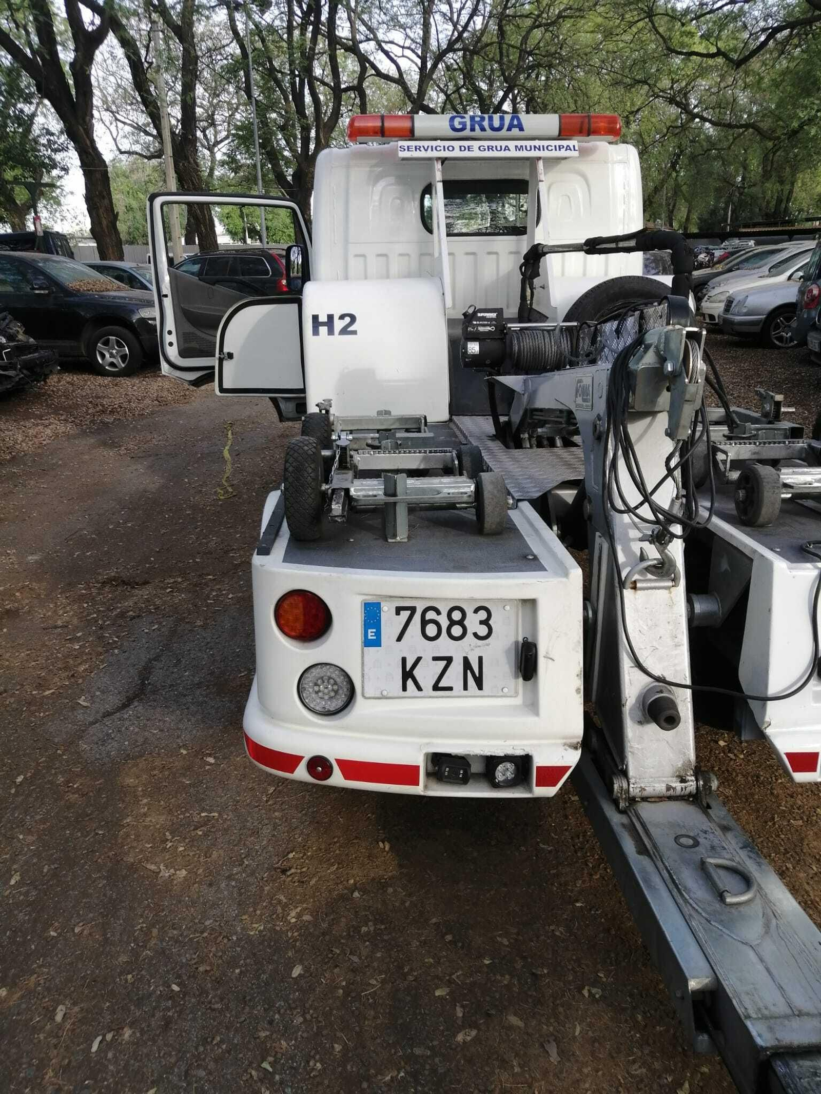 Herido un trabajador de la grúa municipal durante un accidente en la Feria de Abril
