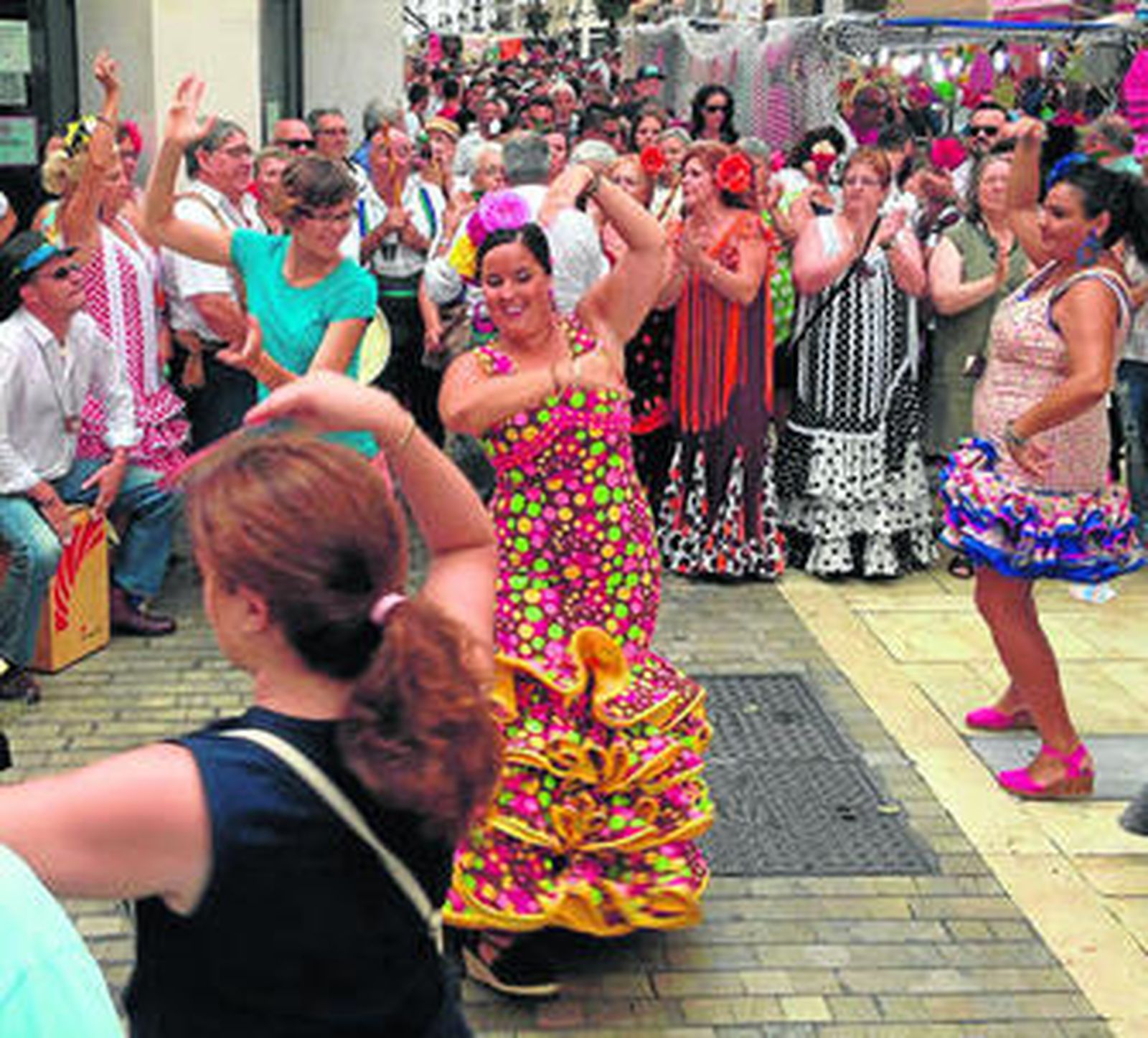 El coro Balcón de Olletas canta y baila en la calle Larios.