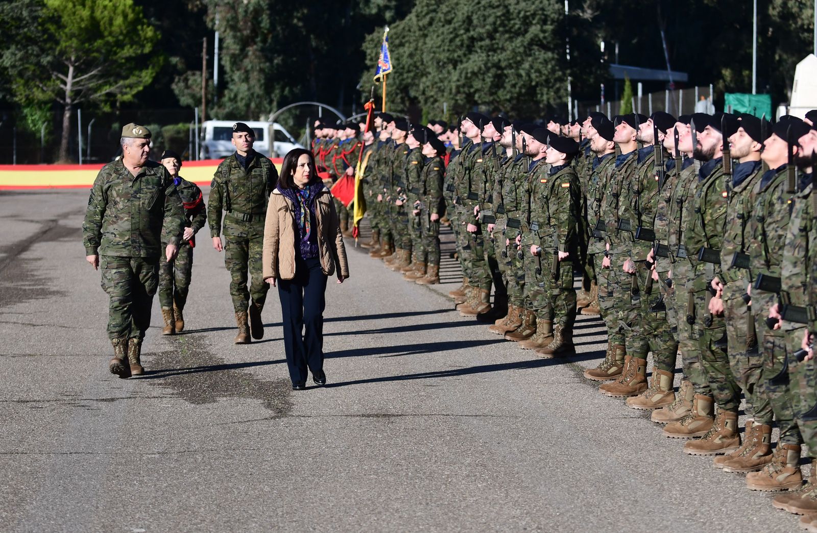 Margarita Robles en una visita a la base de Cerro Muriano en Córdoba.