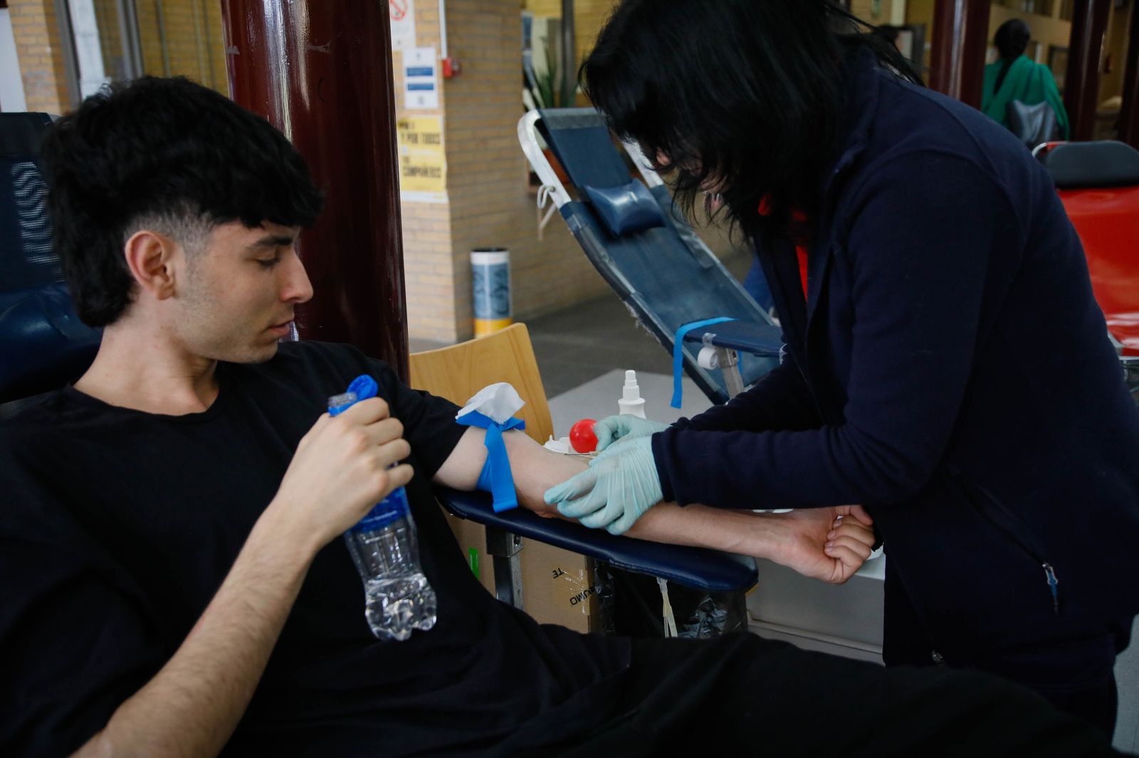 Juan de la Cruz Belmonte y Aref Laarej en la colecta de sangre de la UAL