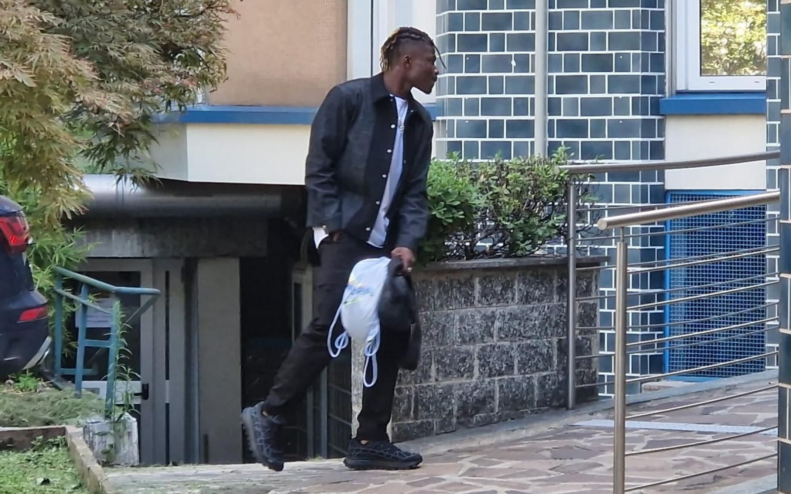 El Bilal Touré entrando en las instalaciones de La Madonnina para pasar reconocimiento médico con la Atalanta.