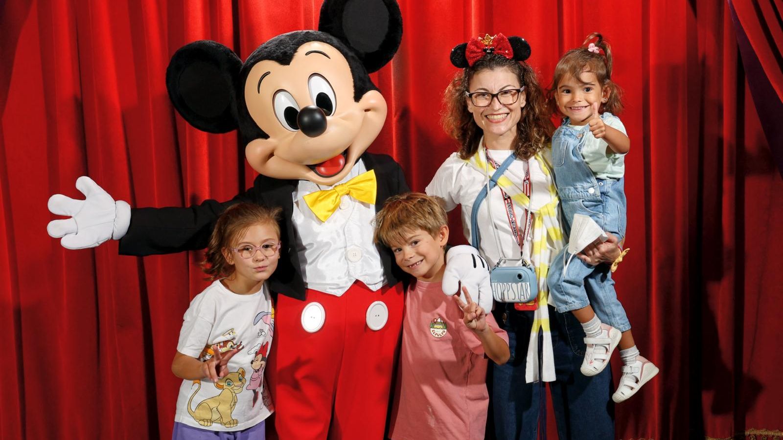 María Ángeles, con su familia en Disney.