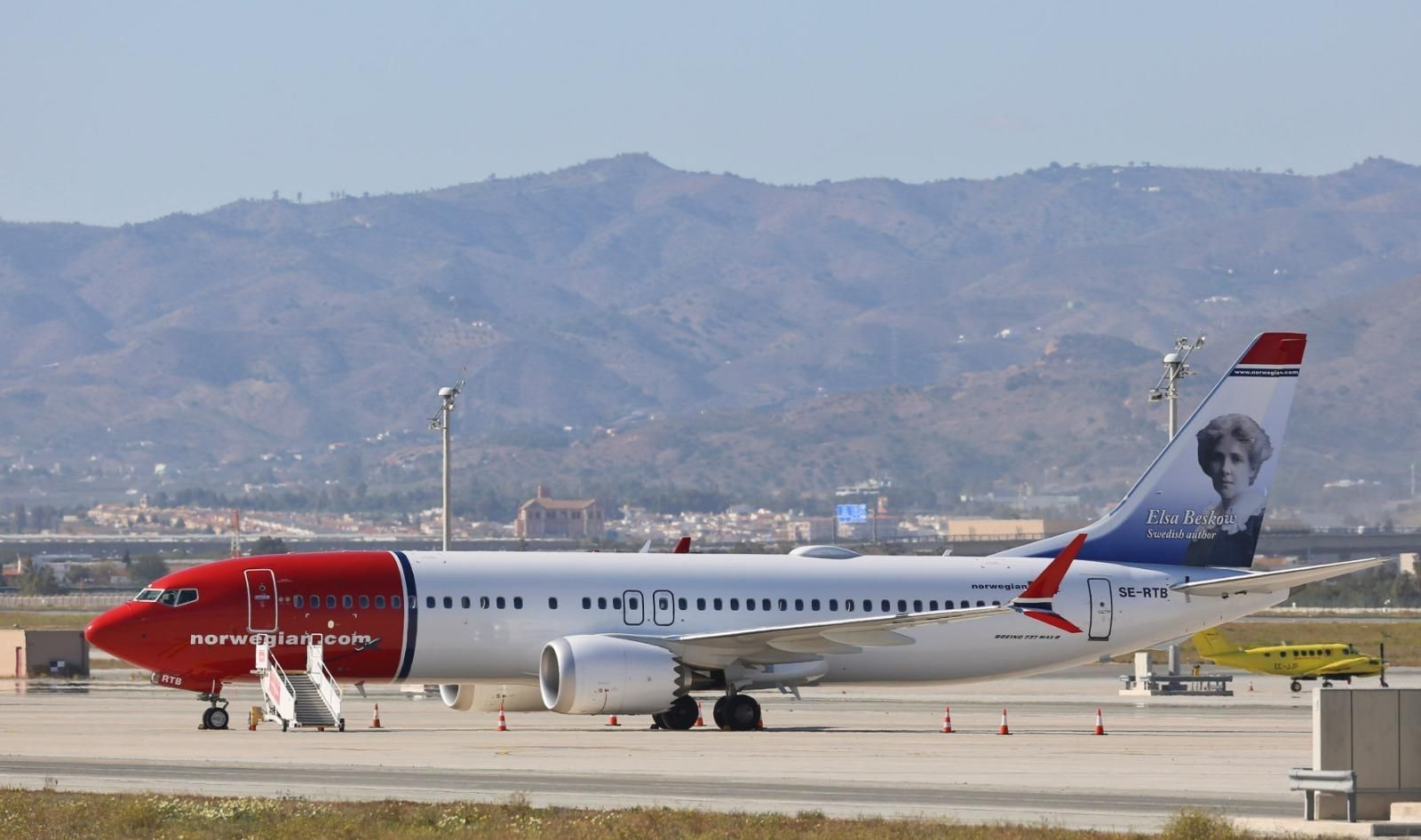 Un avión Boeing 737 MAX parado en el aeropuerto de Málaga.