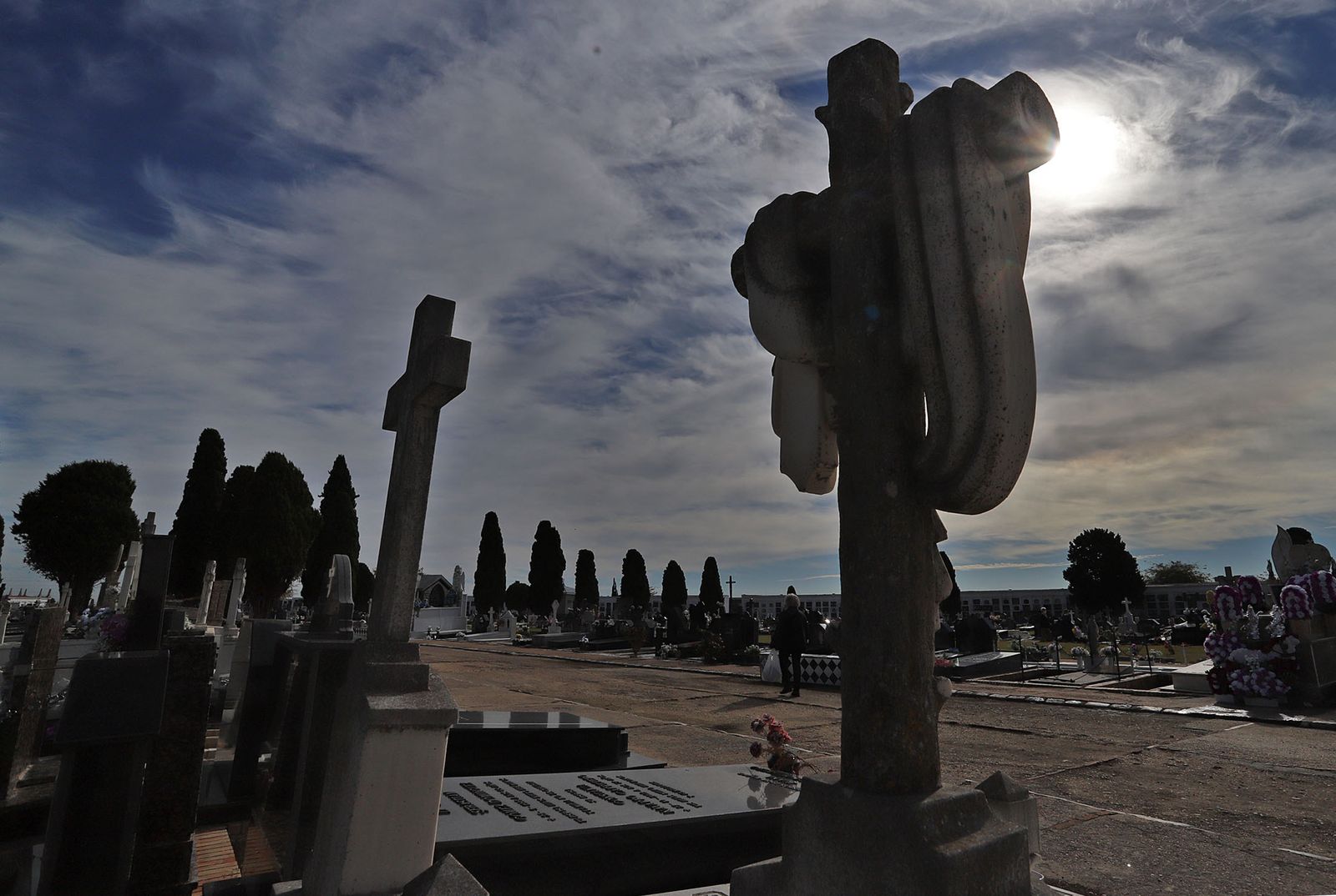 Imágenes de los preparativos en el cementerio de Huelva con motivo de la festividad de Todos los Santos