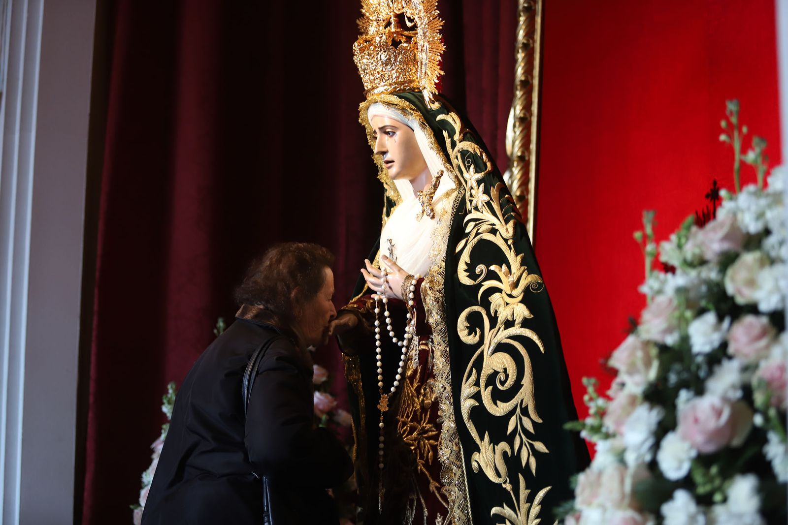 Imágenes del besamanos a María Santísima del Rocío y Esperanza