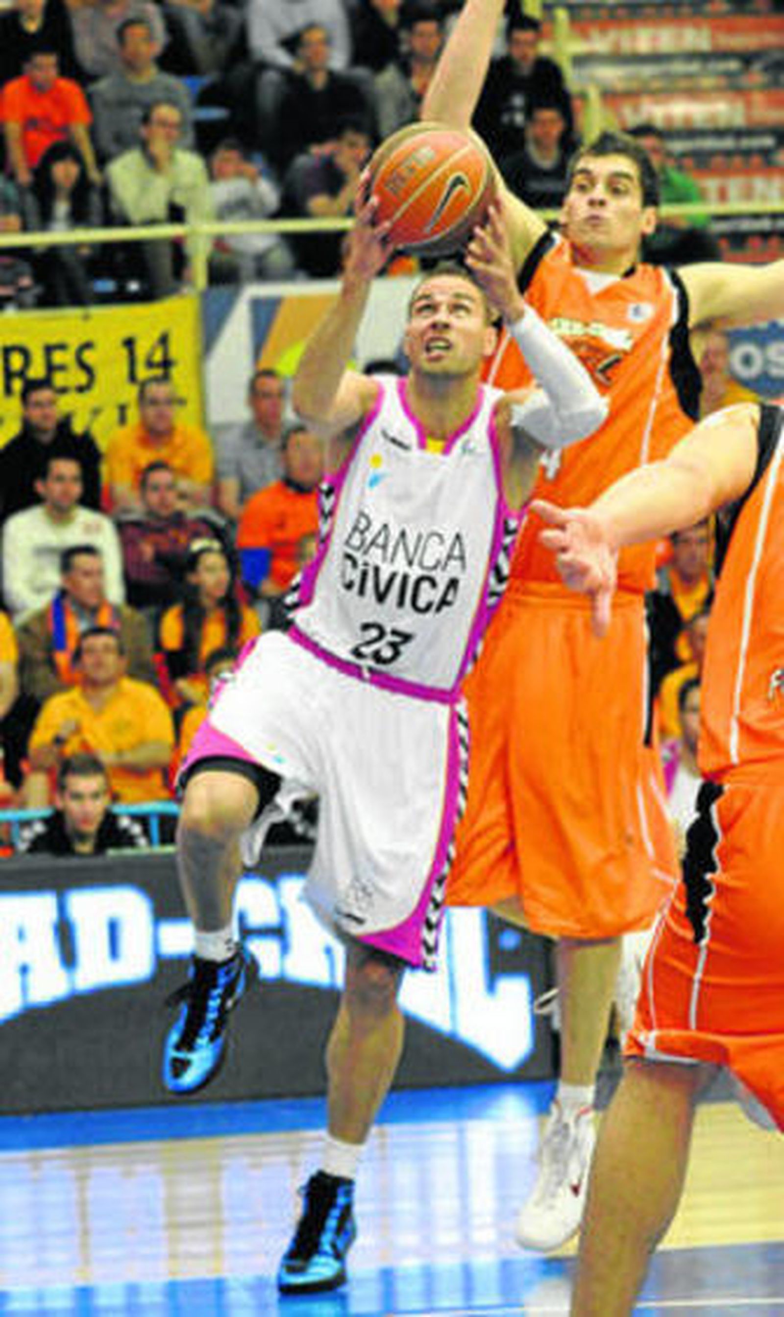 English entra a canasta con Mainoldi intentando taponarle.