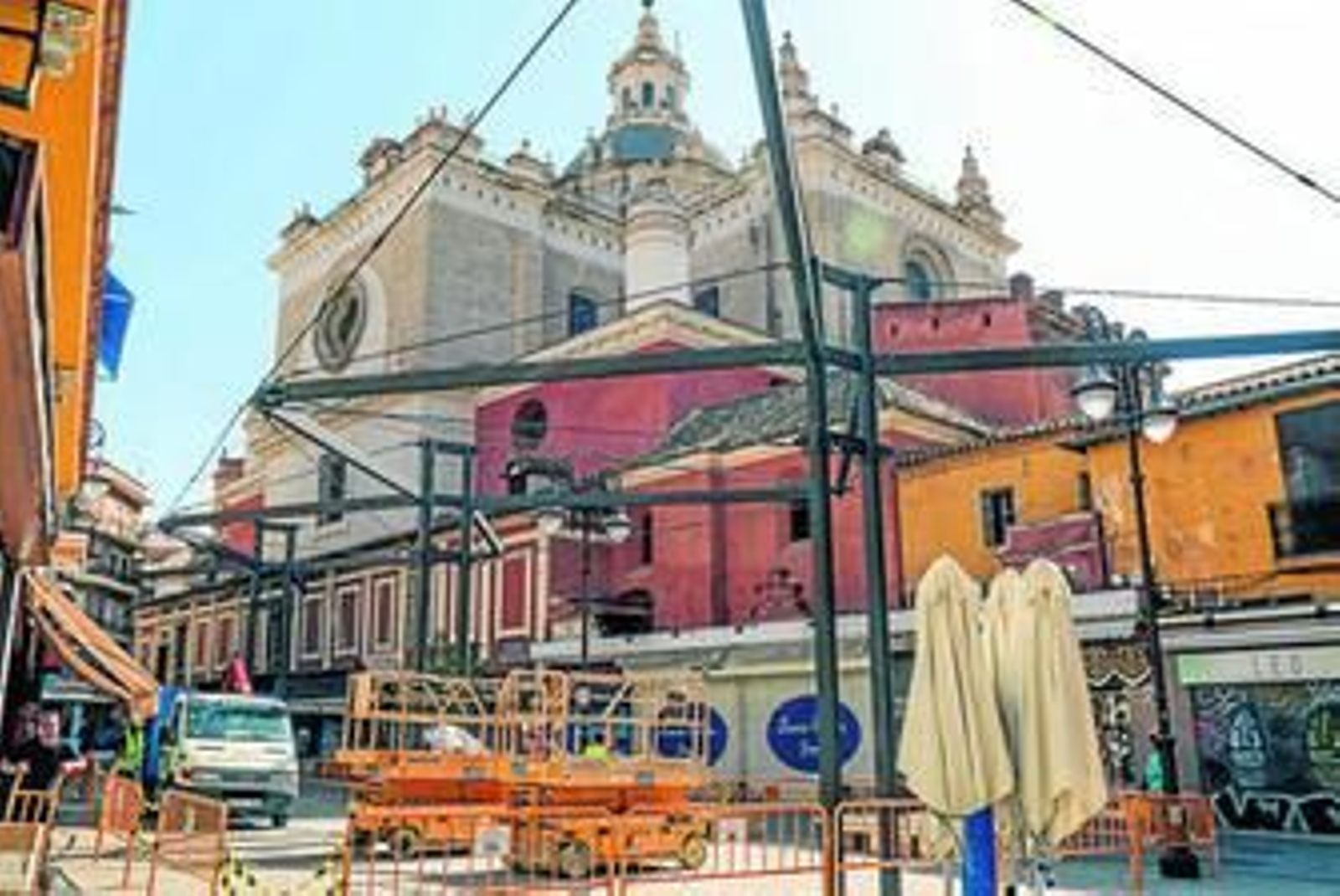 Las estructuras metálicas instaladas en la Plaza del Pan con la iglesia del Salvador al fondo.