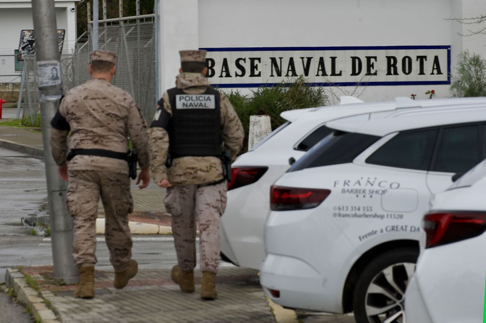 Dos militares acceden a la base militar de Rota.