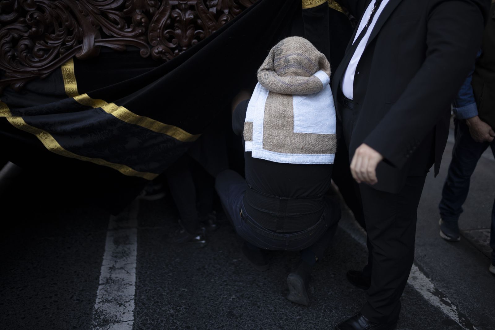 La Hermandad del Santo Entierro de la Semana Santa de Huelva 2023, en imágenes