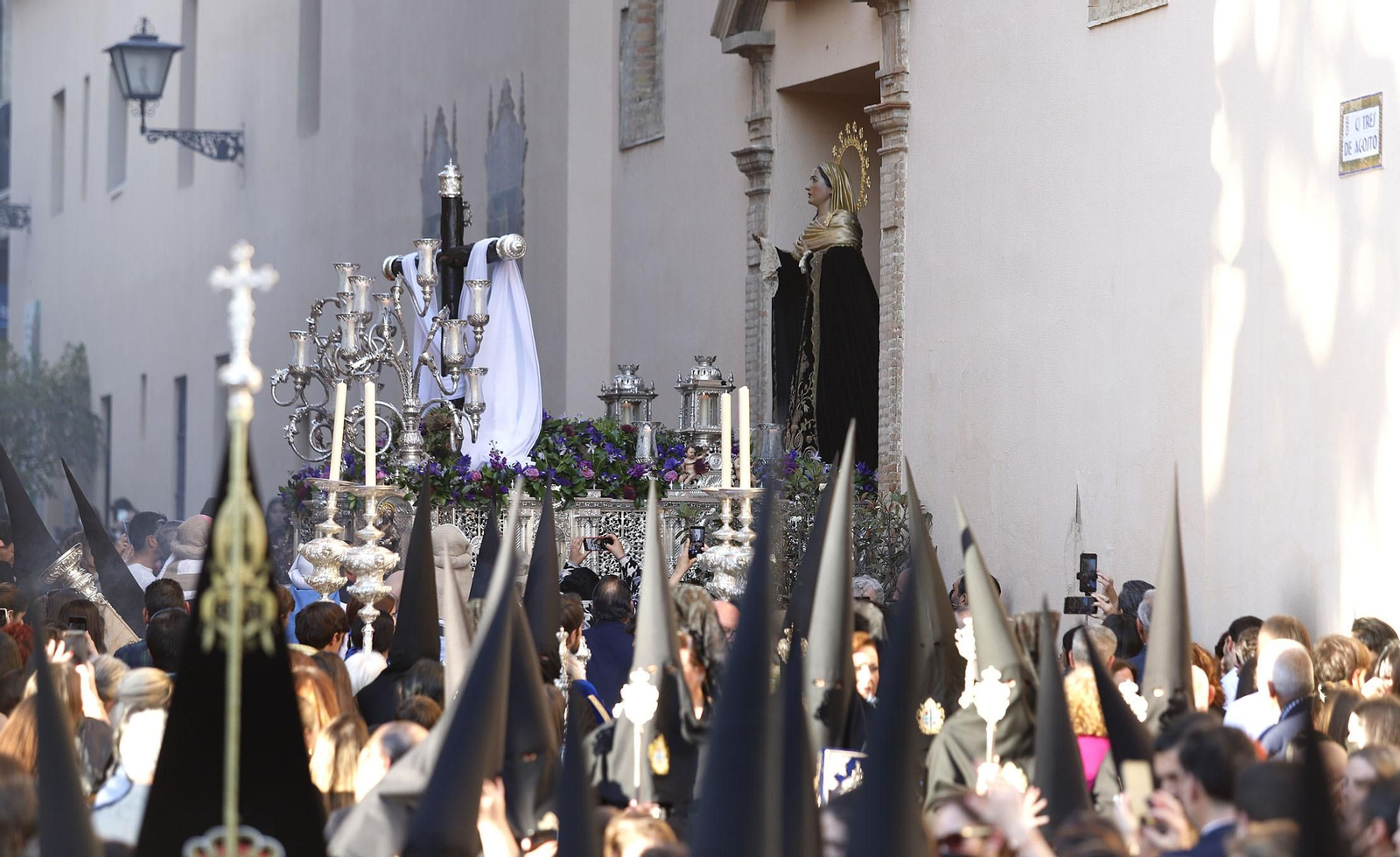 La Hermandad de la Buena Muerte procesiona por las calles de Huelva
