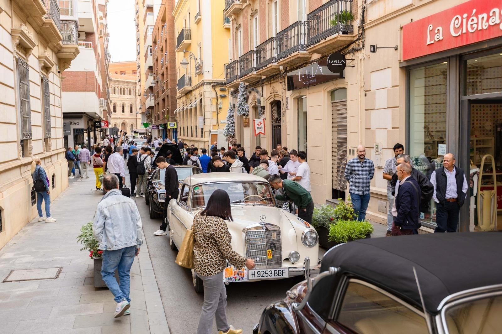 Los almerienses se acercaron para ver auténticas joyas a las puertas de la Diputación.