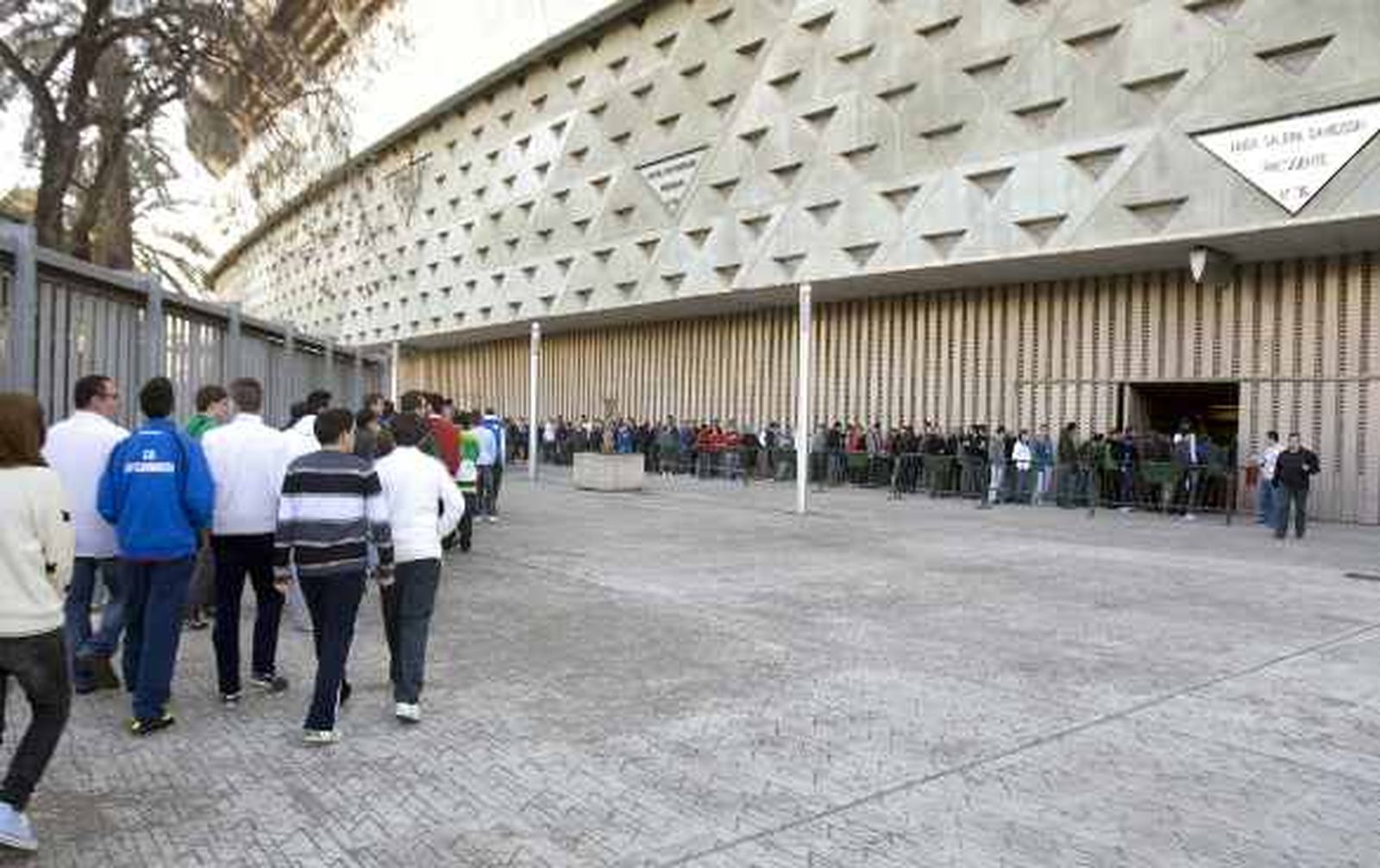 Largas colas en el primer día de venta de entradas para el partido del Madrid
