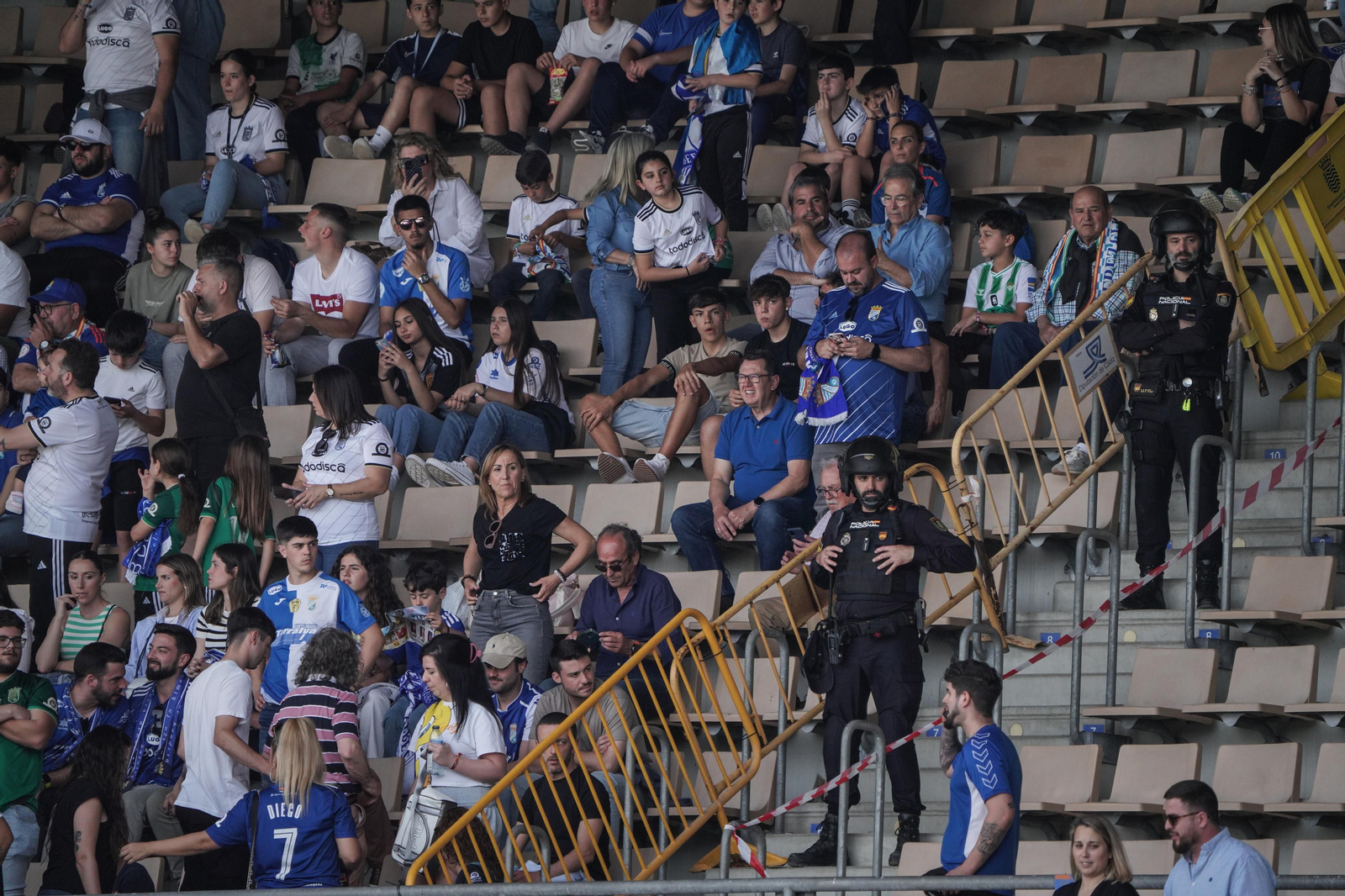 Imágenes del gran despliegue policial en Jerez durante el derbi