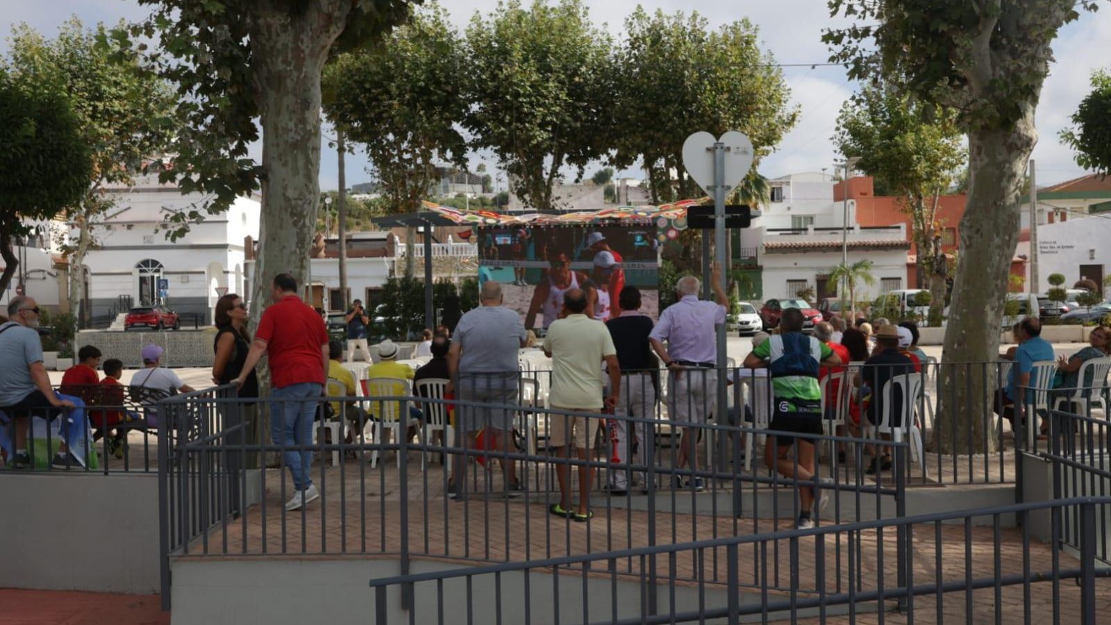 Vecinos de Taraguilla, apoyando a Adrián Gavira durante el partido