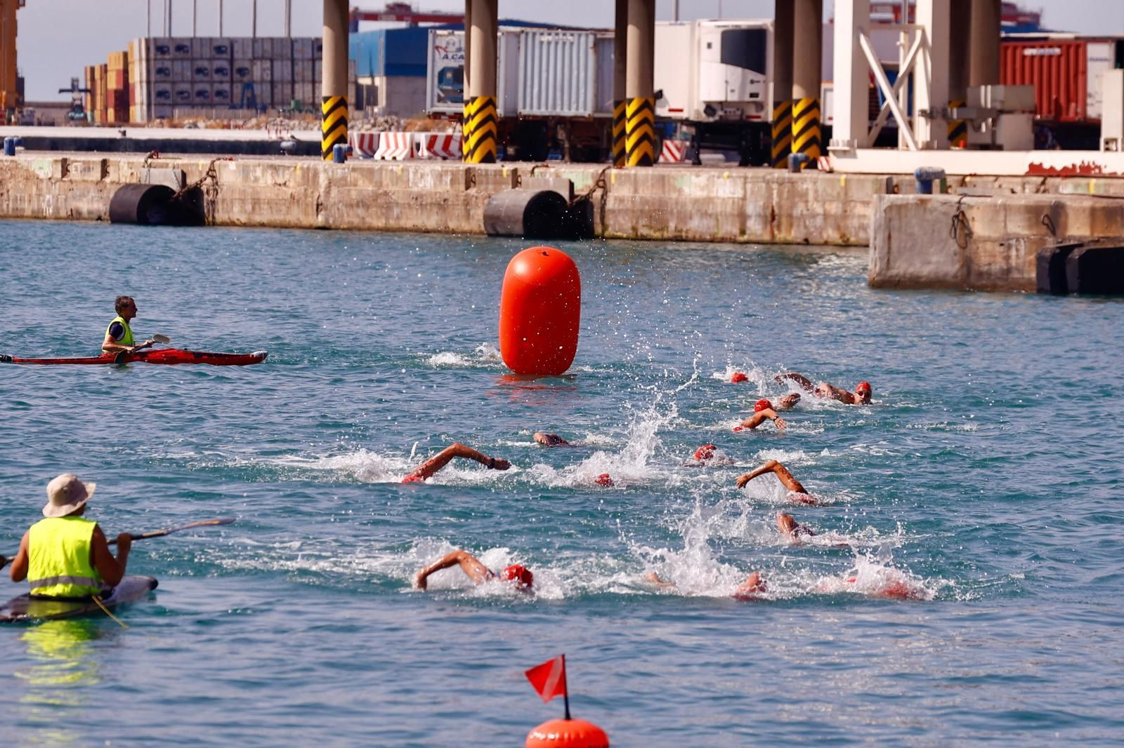 La travesía a nado del puerto de Málaga, en imágenes