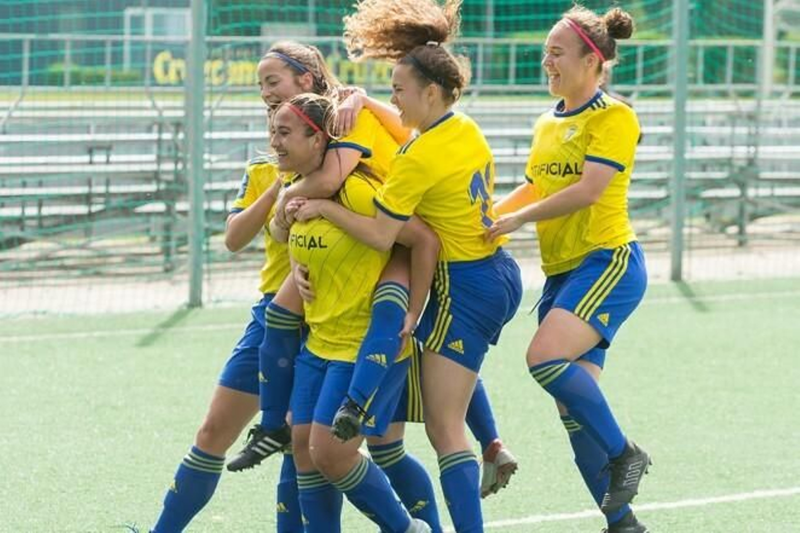 Jugadoras del Cádiz celebran la consecución de un gol la pasada temporada.