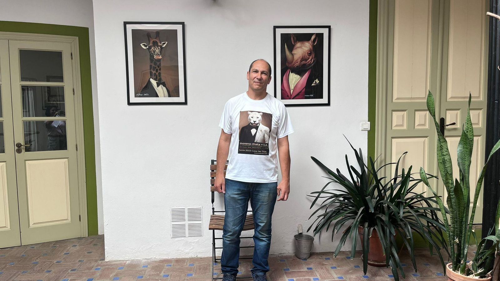 Rafael Moreno-Mata junto a sus obras