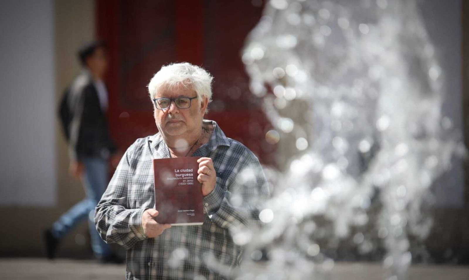 Jesús Caballero Ragel posa con su libro, tras la entrevista.