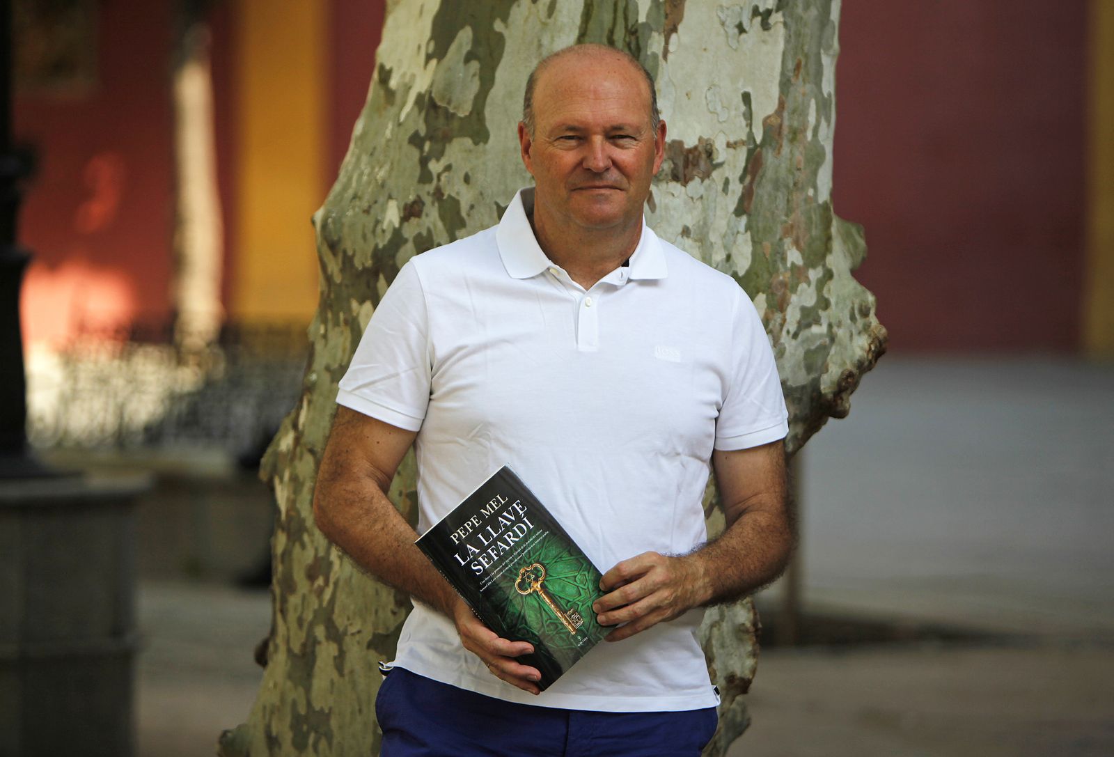 "El día que me echaron del Rayo me firmó una novela Matilde Asensi"