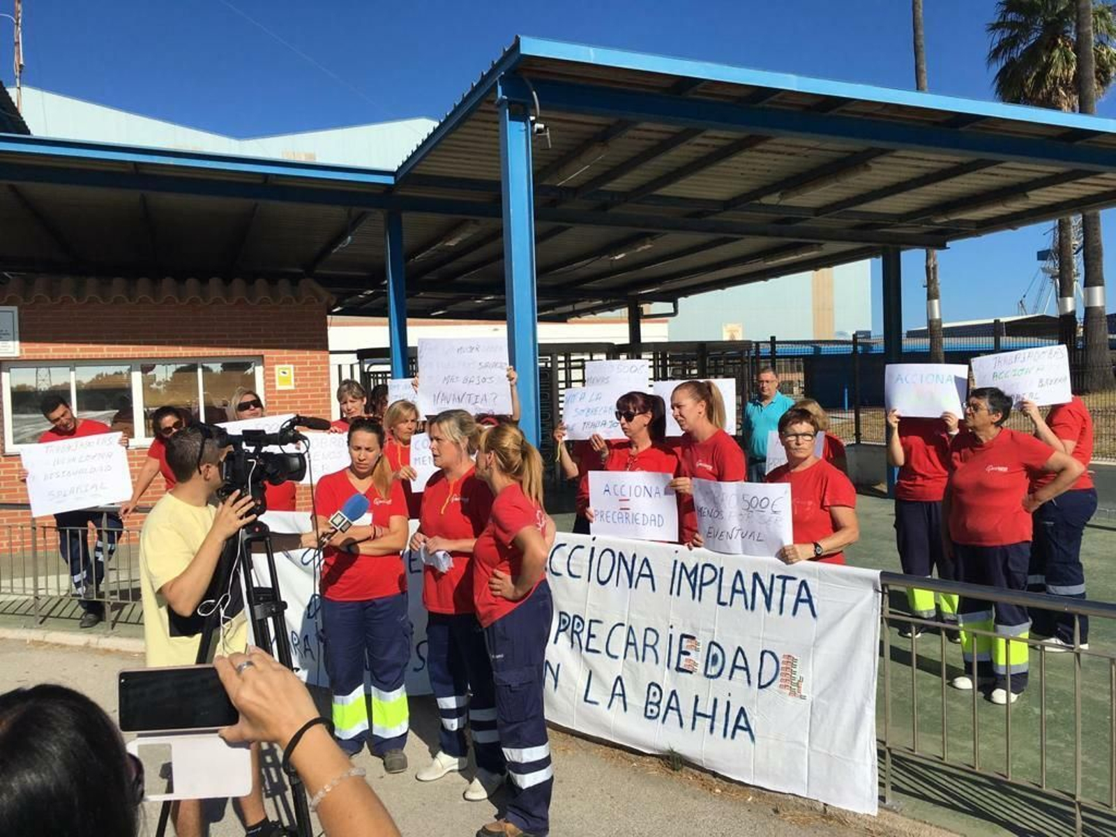 Trabajadoras de la limpieza de Acciona, en una de las convocatorias que han realizado durante estos meses.